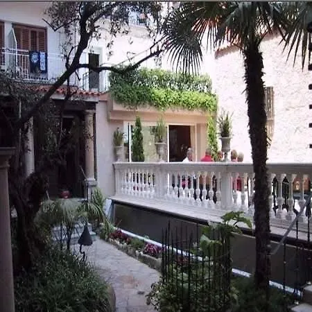 Hotel Vila Calella Szálloda 3*